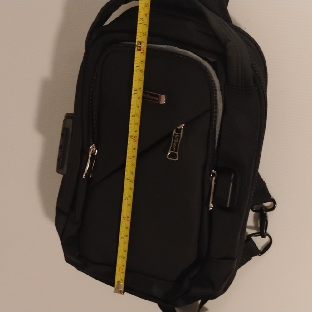 Wilson Anti-Theft Sling Bag Like New Condition - Picture 10 of 12